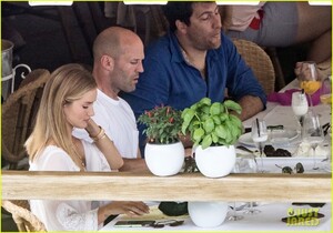 rosie-huntington-whiteley-jason-statham-pda-in-italy-47.thumb.jpg.28e9cad6feef7f0cb1085f69c98ceb55.jpg