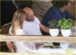 rosie-huntington-whiteley-jason-statham-pda-in-italy-48.thumb.jpg.08d47d3a9f1ee477ee78a47b643a067a.jpg