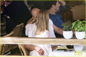 rosie-huntington-whiteley-jason-statham-pda-in-italy-50.thumb.jpg.11c4f7ca97743c81ad85a6f3694b3aa5.jpg