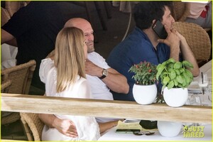 rosie-huntington-whiteley-jason-statham-pda-in-italy-51.thumb.jpg.b574f7c5d862496a73638a578d83b202.jpg