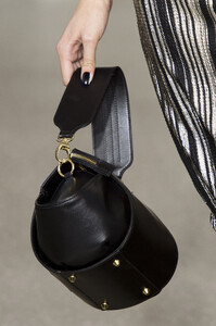 siriano-clp-rf19-0363.thumb.jpg.24f951afb5c6775f65c95703a4bf795b.jpg