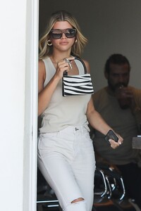 sofia-richie-gets-her-hair-done-at-cie-hair-salon-in-malibu-06-27-2019-0.jpg