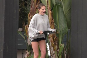thylane-blondeau-riding-a-scooter-in-west-hollywood-06-21-2019-13.jpg