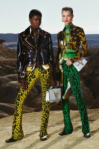 00008-VERSACE-RESORT-2020.thumb.jpg.5ed59072b920fbad8a68d1e599bb42ea.jpg