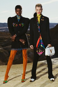 00013-VERSACE-RESORT-2020.thumb.jpg.4239e19cdd810f50f1b7b99b0e4b1c4d.jpg