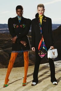 00013-VERSACE-RESORT-2020.thumb.jpg.887475e01600bf8a0254bf98cd7e55da.jpg