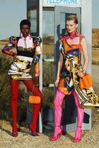 00018-VERSACE-RESORT-2020.thumb.jpg.10cafef25f9845f448e11b37ef61333e.jpg