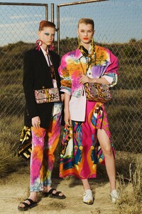 00023-VERSACE-RESORT-2020.thumb.jpg.d2e9f213d724a60b8c9be96f423f69d1.jpg
