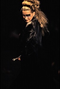 006-jean-paul-gaultier-fall-1995-ready-to-wear-CN10052436-estelle-lefebure.thumb.jpg.2a8b4c307b1367f0adb992e108f4057d.jpg