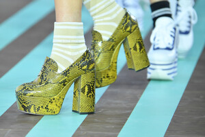 1002524207_MiuMiuClub2020RunwayvUK-ifHZr1px.thumb.jpg.879a1b9c076dc5978ac0a15f285a10d5.jpg