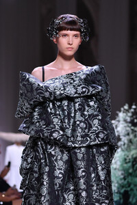 1011637596_GivenchyRunwayParisFashionWeekHauteCoutureqkaw86yCkv7x.thumb.jpg.b3d9e3d8abab5a9edc02435978cbd62a.jpg