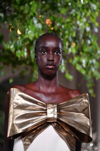 1015354089_ValentinoRunwayParisFashionWeekHautetQSNiXfhKwWx.thumb.jpg.3d99f70ed75a4b0a8cdc64b5fecf9e27.jpg