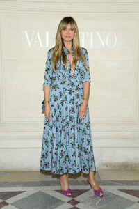 1020841002_HeidiKlumValentinoFrontRowParisFashionB_rey4-nwjyx.thumb.jpg.f58b019da00bc46f8b1c170a60e2ad4f.jpg