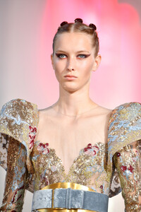 1029540079_ElieSaabRunwayParisFashionWeekHautediXBHfneM7-x.thumb.jpg.a4ae012bb173b5ca5edf1b0fba7db1a3.jpg