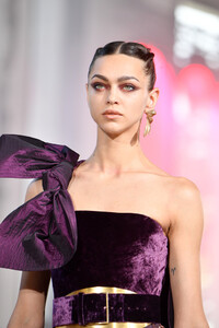 1031507302_ElieSaabRunwayParisFashionWeekHautefbMDrT5Drkmx.thumb.jpg.f3a365bce200324d645cf59129fdc28e.jpg