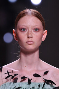 103405539_GivenchyRunwayParisFashionWeekHauteCoutureNJ2vSIMO5bAx.thumb.jpg.ec0042cbbf681a23325c45ffaa79cdb4.jpg