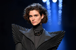 1038969890_JeanPaulGaultierRunwayParisFashionWeekImx9dfmvVZNx.thumb.jpg.d1d6c372977ed17d2df9302735574cd1.jpg
