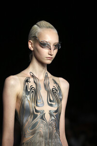 1051126406_IrisVanHerpenRunwayParisFashionWeekAG6X1gIqNoBx.thumb.jpg.42e99a2a7705116a8d11b1574bd1d8cc.jpg