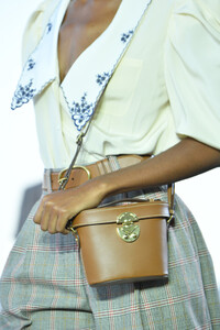 1052361206_MiuMiuClub2020Runwayk3Fl0JBqfcux.thumb.jpg.3b0bc4ff3d22872cbbf5920b19633f21.jpg