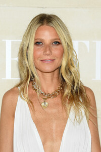 Gwyneth+Paltrow+Valentino+Front+Row+Paris+mcr1wK3ZsVZx.jpg