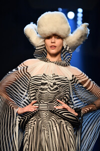 1060909062_JeanPaulGaultierRunwayParisFashionWeeks23jKdi0-vUx.thumb.jpg.624c8494eaa5d1976017511fec8e9a07.jpg