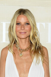 Gwyneth+Paltrow+Valentino+Front+Row+Paris+Y4LuS6CFV_5x.jpg