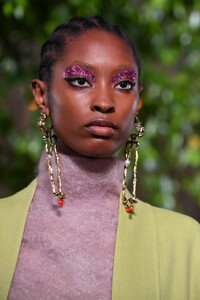 108101219_ValentinoRunwayParisFashionWeekHaute5Th5ExiAzrdx.thumb.jpg.09e720f00f24041d2e70e979edf5f410.jpg