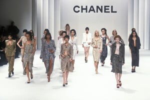 1094527998_Chanel1998WomenRTW4.thumb.jpg.c7db27067cb2204ab34dc3e0f69f7eaf.jpg