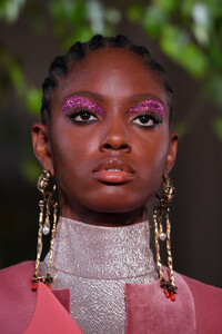 1098668254_ValentinoRunwayParisFashionWeekHauteBBk9-ZxIG57x.thumb.jpg.23c58027f07f8d05cdba57ebf8dc46b7.jpg