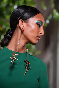 1107228017_ValentinoRunwayParisFashionWeekHauteC5gpYTQuxKmx.thumb.jpg.9002355a0035aafd49dab4da8c90196c.jpg