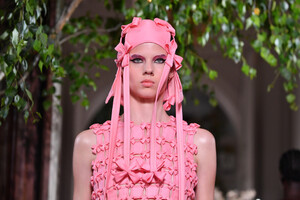 1110849062_ValentinoRunwayParisFashionWeekHauteEi6k8SaHYAax.thumb.jpg.289c0796bc23d697c157f19930b45f76.jpg
