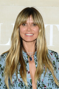 Heidi+Klum+Valentino+Front+Row+Paris+Fashion+En98ZkupqS8x.jpg
