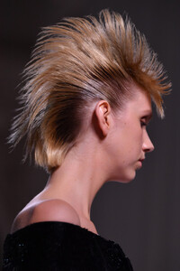 1113288883_GivenchyRunwayParisFashionWeekHauteCoutureiYsUw9Ru3Tdx.thumb.jpg.f6290ffe2368e7bb3c7720ab9d7635a9.jpg