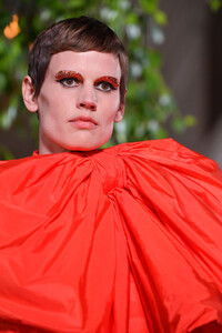 1129864886_ValentinoRunwayParisFashionWeekHaute2b90ukn896lx.thumb.jpg.1446356cd0817a1a49f47cd1ae24c7b0.jpg