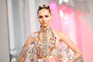 1131032957_ElieSaabRunwayParisFashionWeekHauteIKzHrH15zmSx.thumb.jpg.e1879fc7dd1a52a2c30dba3b721d1cbb.jpg