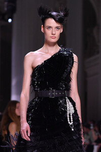 1137291389_GivenchyRunwayParisFashionWeekHauteCoutured2qDnC_4hbSx.thumb.jpg.a6147cc9742198547fb622d763e9b363.jpg