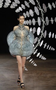 1144760352_IrisVanHerpenRunwayParisFashionWeekcfCwPMF9ocLx.thumb.jpg.5a2bec9b94b469eaa5c09a80009a7c7f.jpg