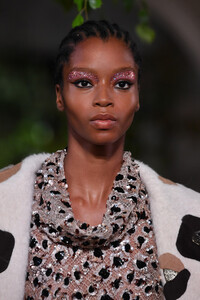 1146584373_ValentinoRunwayParisFashionWeekHautez1byirNHb5Vx.thumb.jpg.d41df9aefec84e970e1a9af12dba23be.jpg