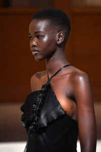 1150229339_ChanelRunwayParisFashionWeekHauteCouture87OQrZpg0q1x.thumb.jpg.d87e08954f363ceea2c7ea666b3dc761.jpg