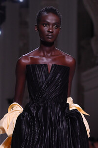 1154080837_GivenchyRunwayParisFashionWeekHauteCoutureYLj0va77IcFx.thumb.jpg.5a279f9f09f07763654cdfc57c542108.jpg