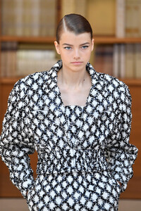 115673296_ChanelRunwayParisFashionWeekHauteCouture_0kptgpng7Bx.thumb.jpg.6fa5aa7f19b5486a1a6f0520811ef5f3.jpg