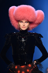 1158356391_JeanPaulGaultierRunwayParisFashionWeekXReBukn3-Hix.thumb.jpg.df85d7a13d216a6ed6e6d0f543511e18.jpg