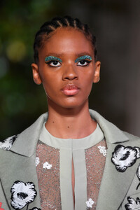 1169165393_ValentinoRunwayParisFashionWeekHautevwB7Ox7qGEjx.thumb.jpg.7b365c22bd3a75d5a1ad11ed686c0093.jpg