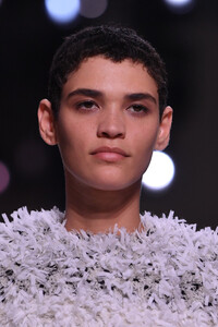 1170810439_GivenchyRunwayParisFashionWeekHauteCoutureiOmDgWXdCx2x.thumb.jpg.ed807ef75f81483b81326f6537c8b155.jpg