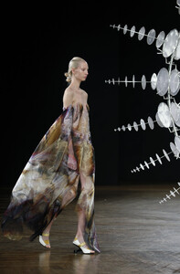 1171615017_IrisVanHerpenRunwayParisFashionWeekZMxVe-3EE0Px.thumb.jpg.9ea21ae3ccfe524723993cf6c04b459e.jpg