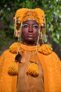 1175765058_ValentinoRunwayParisFashionWeekHauteJDIpCaxQ--Wx.thumb.jpg.15e5d9f7c4ce041b05f11ce2000ea345.jpg