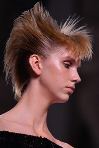 1180524481_GivenchyRunwayParisFashionWeekHauteCouturepwFcp5-l6GXx.thumb.jpg.c33c11b31dfa89fd06054ff88285e7de.jpg