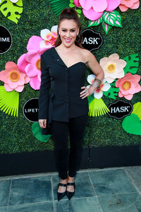 Alyssa+Milano+Lifetime+Summer+Luau+Arrivals+z3Qe5MEE5iIx.jpg