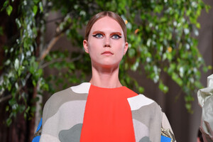 1190426999_ValentinoRunwayParisFashionWeekHaute5dasOYkNOlOx.thumb.jpg.e5c5e6c3884d1a36245f0a8593aa12d5.jpg