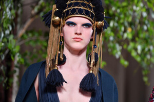 1203229171_ValentinoRunwayParisFashionWeekHauteuwxYt34RSdkx.thumb.jpg.993ce9e0686f3767b8b231c5e294c1b9.jpg